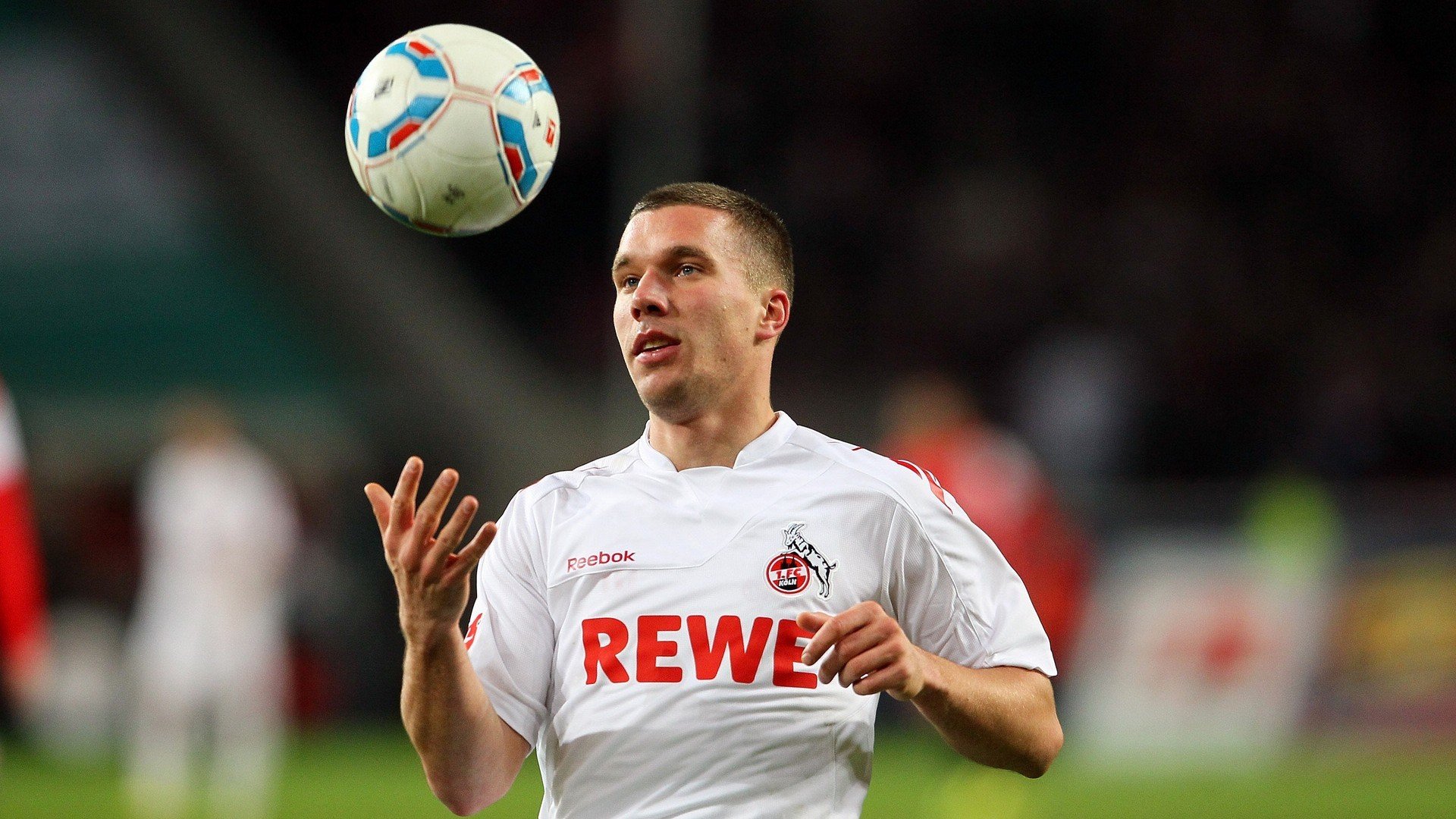 夏季联赛决赛激情夜！德约科维奇里突外投，山东泰山鏖战热刺